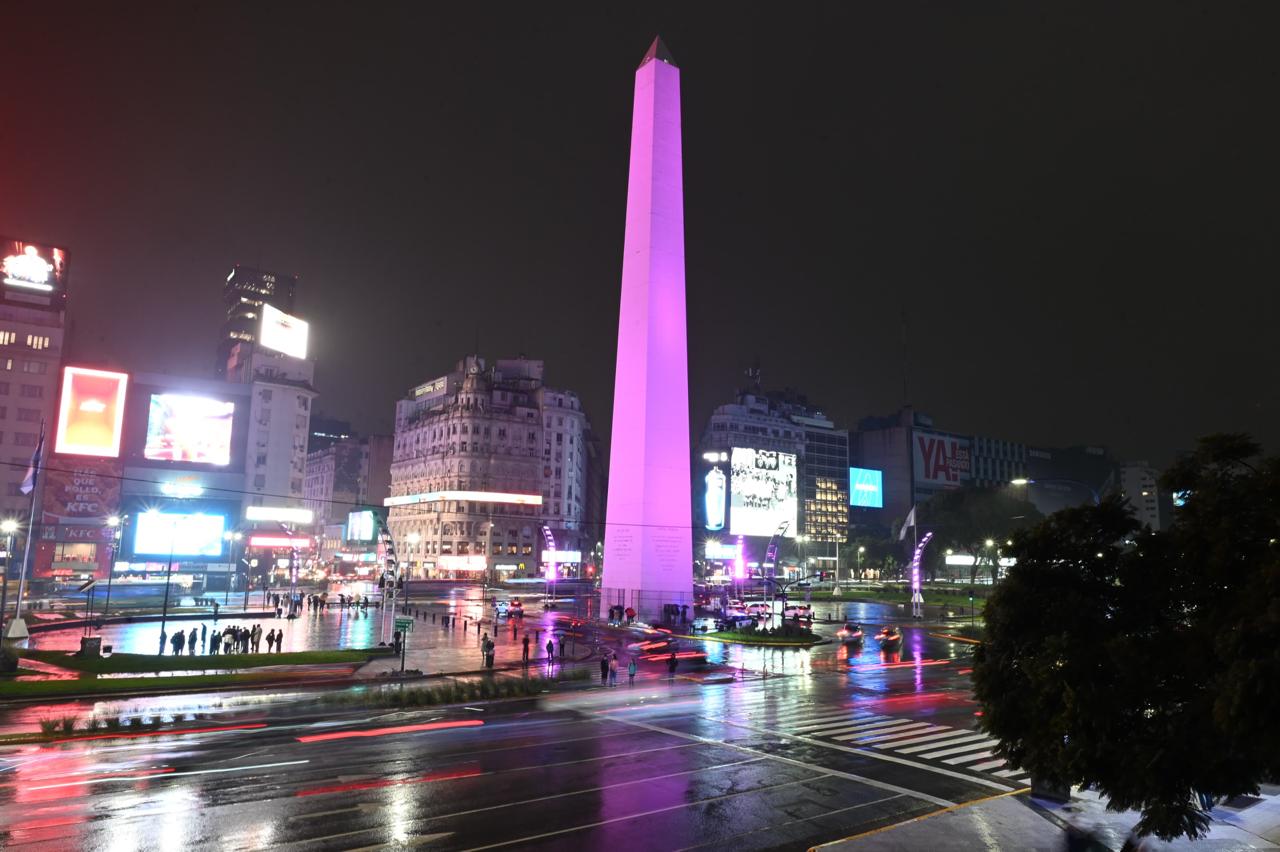 El Obelisco se viste de violeta por un logro gamer que pone a la Ciudad en el mapa mundial