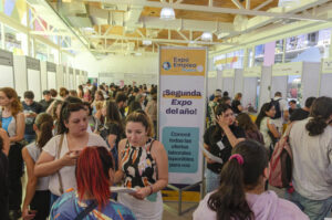 Más de 900 vacantes se ofrecieron en una nueva Expo Empleo del Barrio Mugica
