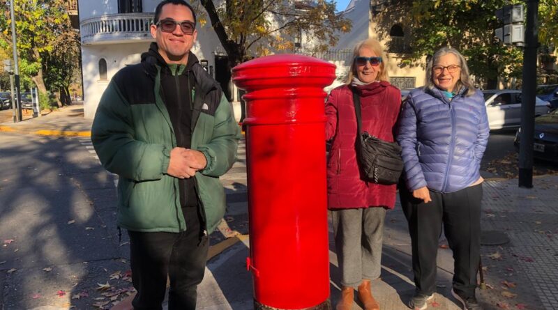 La Ciudad restaura buzones rojos y recupera una postal histórica de los barrios