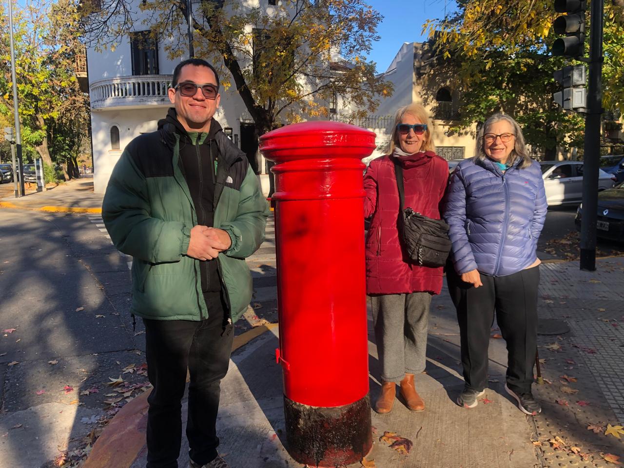 La Ciudad restaura buzones rojos y recupera una postal histórica de los barrios