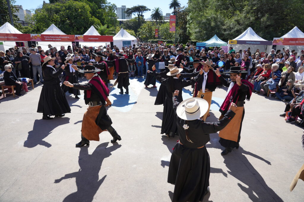 El Norte argentino llenó Parque Rivadavia de folklore, sabores y artesanías