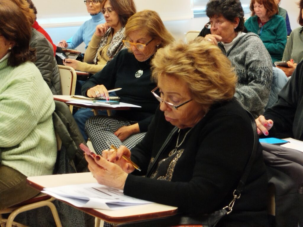 Más de 6.500 personas mayores aprendieron a usar celulares, aplicaciones y herramientas digitales