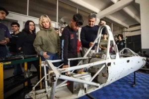 Estudiantes porteños construyen un auto de carrera eléctrico en Villa Lugano