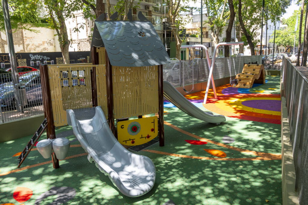 La plazoleta William C. Morris estrenó juegos y un nuevo piso de seguridad