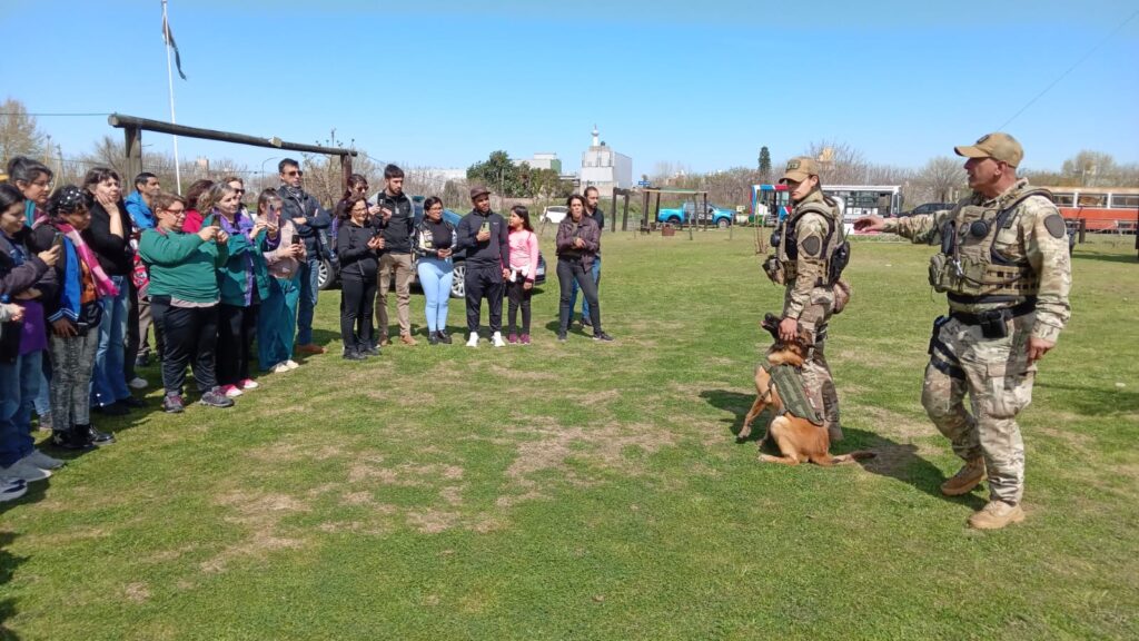 Vecinos conocieron cómo entrenan y cuidan a los perros tácticos de la Policía porteña