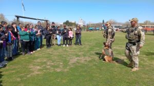 Vecinos conocieron cómo entrenan y cuidan a los perros tácticos de la Policía porteña