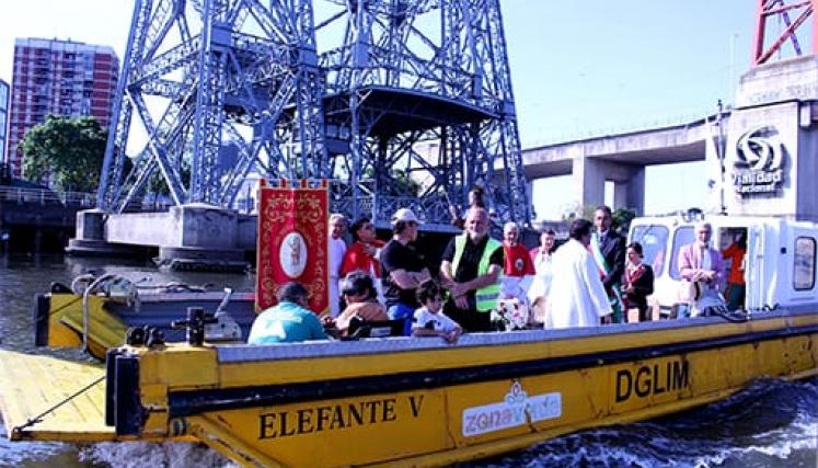 La Boca recuperó una procesión por el Riachuelo después de 80 años