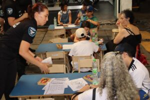 Policías, bomberos y rescatistas reciben a chicos con actividades gratuitas de verano
