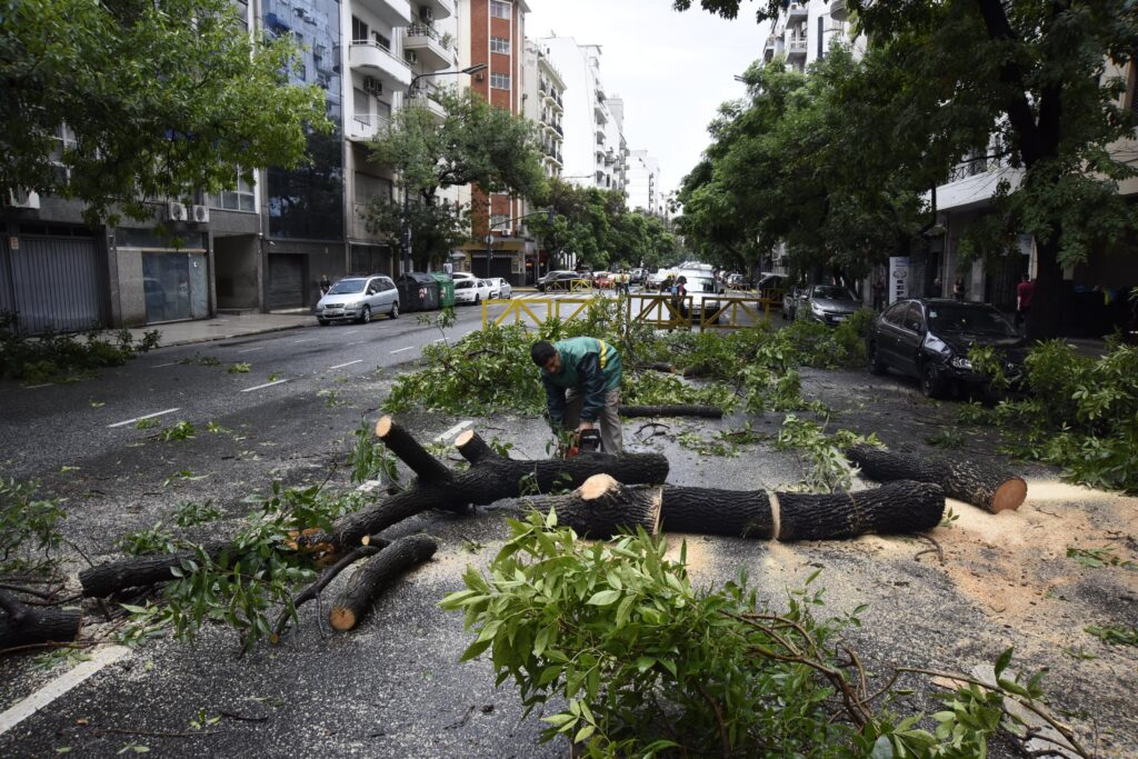 Las lluvias dejaron casi 100 milímetros y activaron un operativo en toda la Ciudad