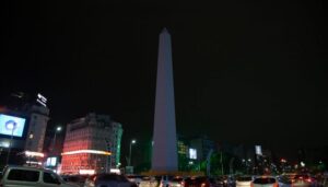 El Obelisco, el Planetario y otros edificios porteños apagaron sus luces por el ambiente