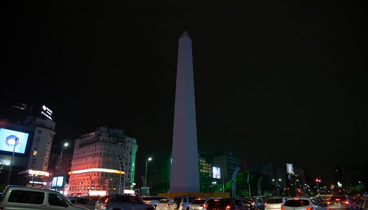 El Obelisco, el Planetario y otros edificios porteños apagaron sus luces por el ambiente