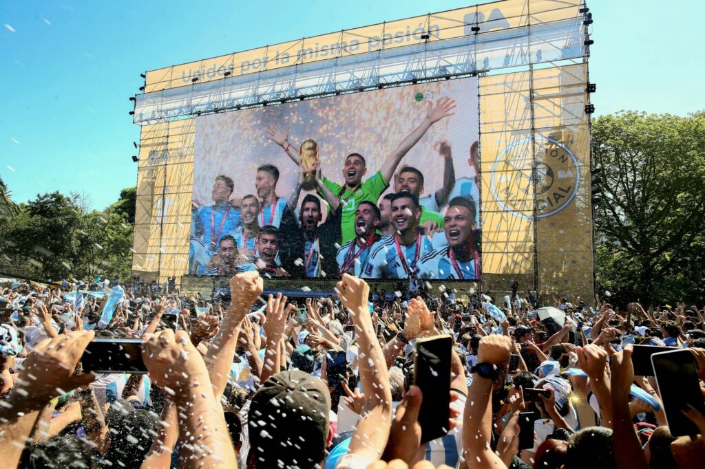 Pantallas gigantes, foodtrucks y horarios extendidos para seguir el Mundial en Buenos Aires