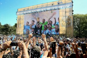 Pantallas gigantes, foodtrucks y horarios extendidos para seguir el Mundial en Buenos Aires