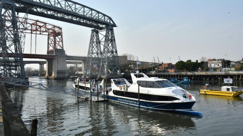 El catamarán ya une Puerto Madero con La Boca y buscan extender el recorrido por el Riachuelo