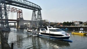 El catamarán ya une Puerto Madero con La Boca y buscan extender el recorrido por el Riachuelo