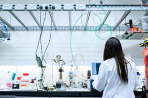 Mujeres y niñas en la ciencia: persisten las barreras para alcanzar la igualdad