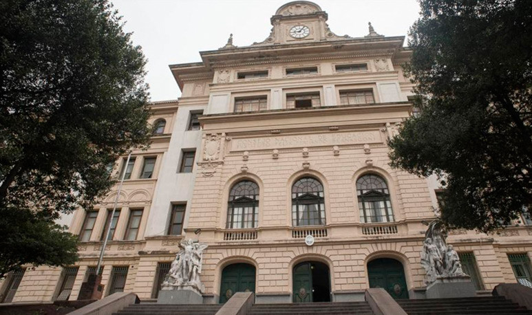 Bernasconi: un palacio escolar en Parque Patricios