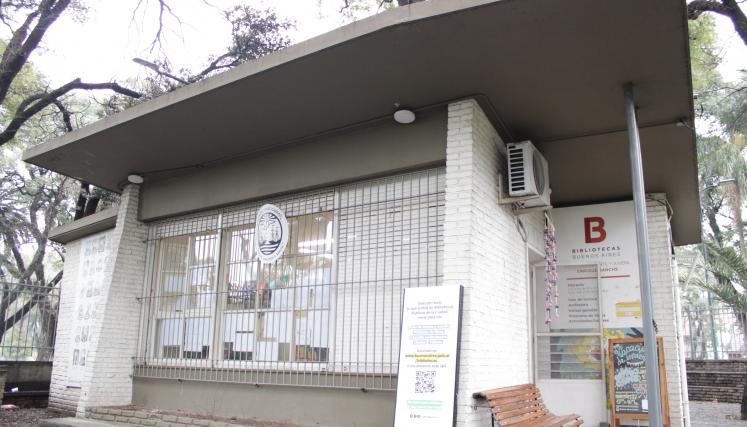 Más de 4.000 libros y un patio de lectura en una biblioteca histórica de Parque Patricios