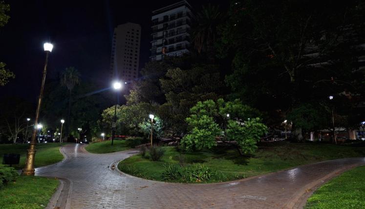Más luz y protección para plazas y parques porteños