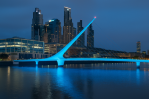 Monumentos porteños se vistieron de azul para visibilizar los derechos de la Comunidad Sorda