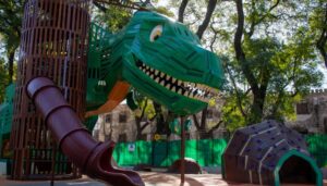 El Parque Ameghino renovó sus juegos con una aventura inspirada en dinosaurios