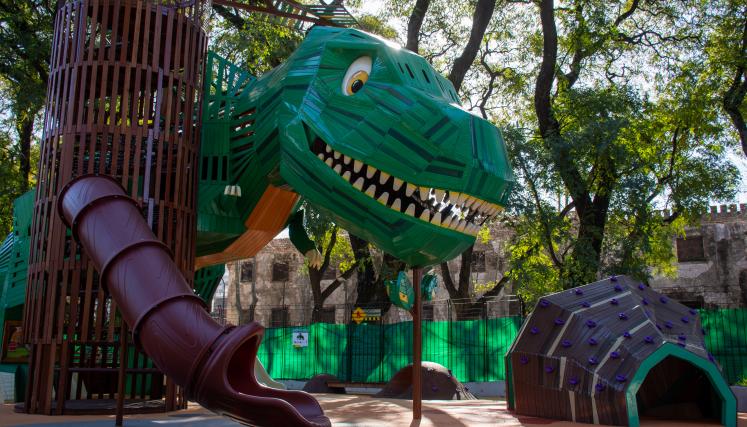 El Parque Ameghino renovó sus juegos con una aventura inspirada en dinosaurios