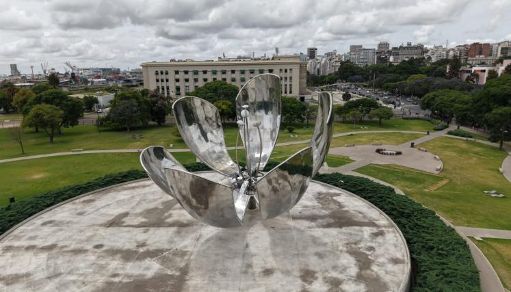 La Floralis vuelve a brillar con una jornada cultural