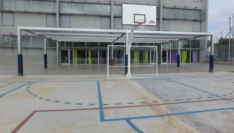 Deporte y recreación ganan espacio en la Primaria 12 con un nuevo playón