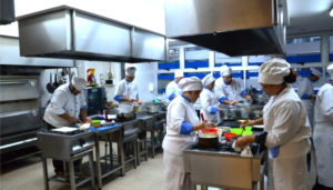 Una secundaria para adultos que también permite aprender un oficio