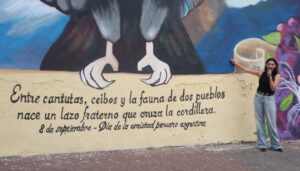 Un mural en la avenida Caseros simboliza el vínculo entre Argentina y Perú