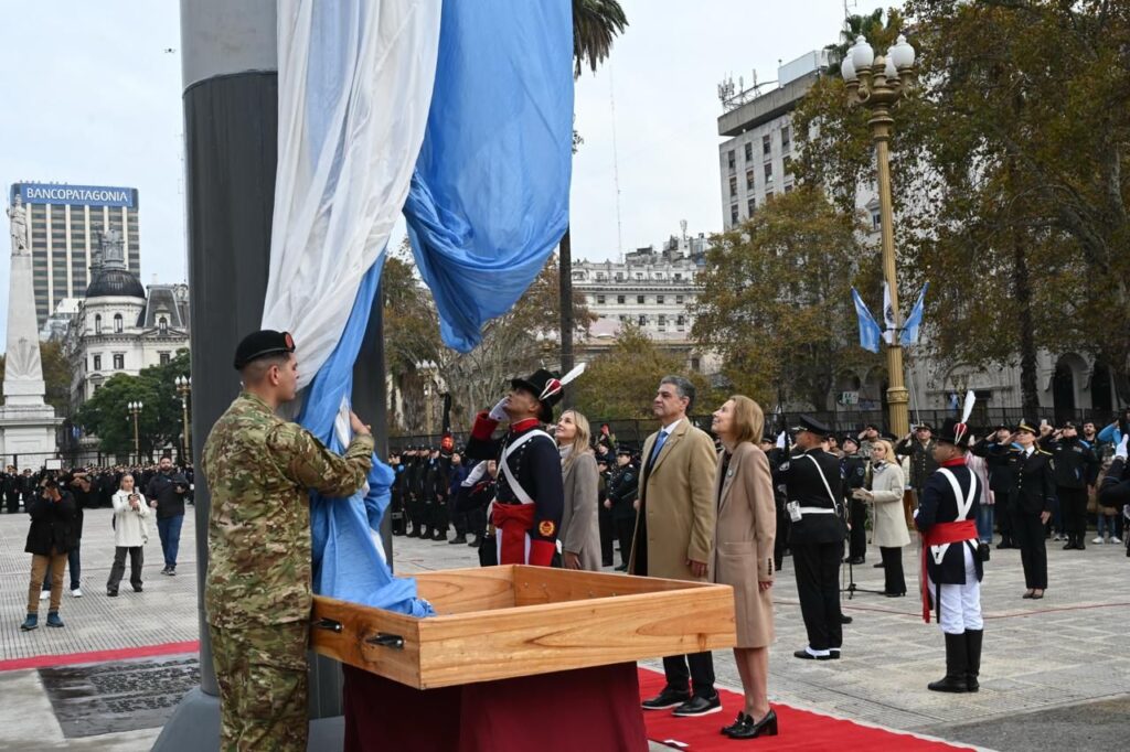 Una bandera de 23 metros marcó el inicio de los actos patrios en Plaza de Mayo