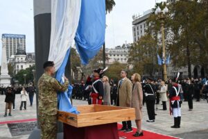 Una bandera de 23 metros marcó el inicio de los actos patrios en Plaza de Mayo