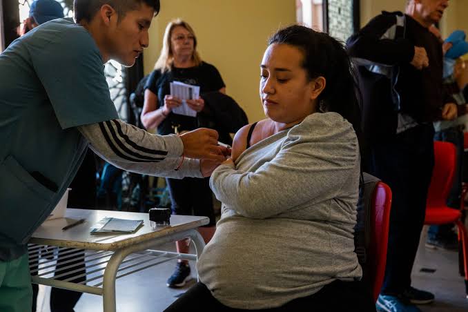 Embarazadas ya pueden recibir la vacuna contra el VSR en la Ciudad