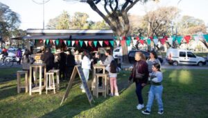 Un fin de semana de puestos y emprendimientos barriales en cinco plazas porteñas