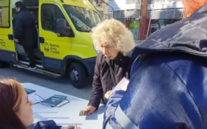 Oficinas móviles recorren cuatro barrios con trámites, vacunas y servicios