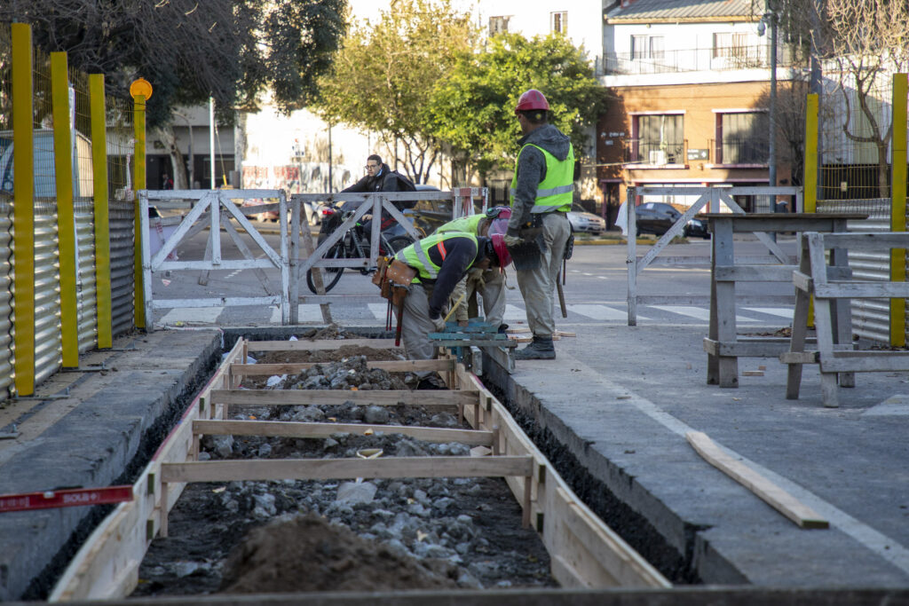 La avenida Caseros inicia una renovación con nuevo boulevard, árboles y cruces peatonales