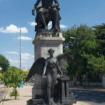 El monumento a Vieytes: de Plaza Moreno a la esquina de Suárez