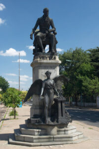 El monumento a Vieytes: de Plaza Moreno a la esquina de Suárez