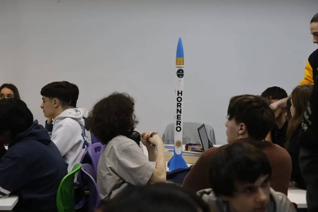 Estudiantes porteños preparan cohetes para su lanzamiento