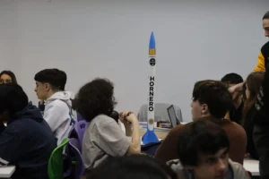 Estudiantes porteños preparan cohetes para su lanzamiento